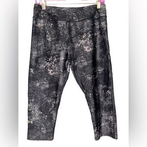 Under Armour HeatGear Compression Capris Sz Large. Blk/Grey